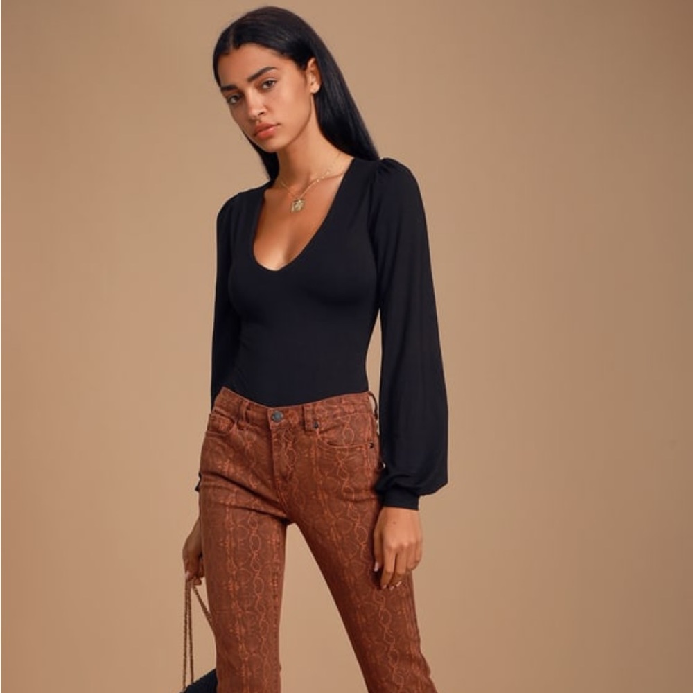 Lulu’s Kaylene Black V-Neck Balloon Sleeve Bodysuit